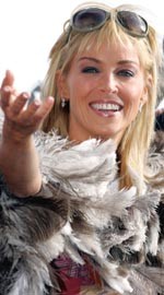 Sharon Stone Cari Pasangan Lesbi